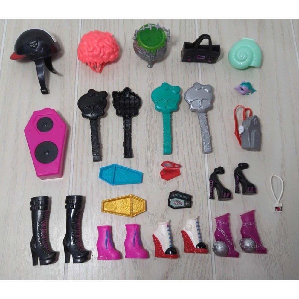 Monster High lot brush Ghoulia Yelps helmet science shoes Ghoulia Yelps Frankie